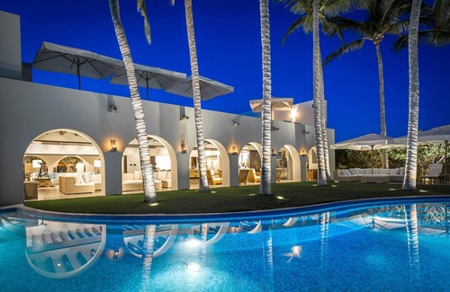 Buzzards Villa | Luxurious 7 BR Beachfront Casa Oliver w/ WiFi, Pool, Home Theatre, Gym + More!