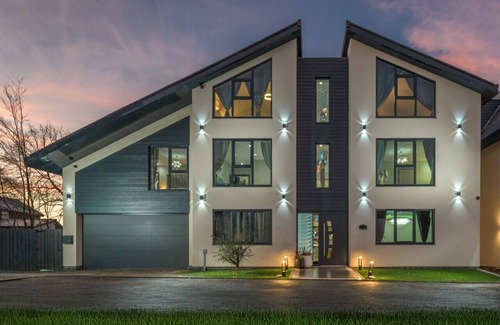 Durham Casa | Luxurious 7 bedroom durham mansion pool, hot tub, cinema