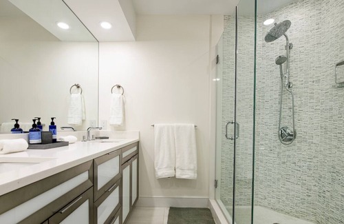 Columbus Casa | Luxurious and Spacious Townhome Walking distance to Back Bay, The Common, & more