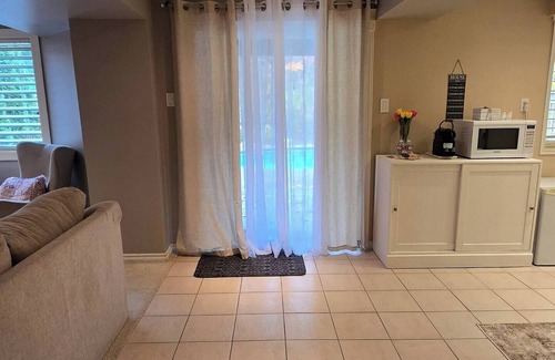 Meadowvale Village Apartamento | Luxurious Basement Apartment with Pool