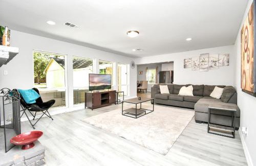 Braeburn Casa | Luxurious & Bright ~ King Beds ~ Games ~ Backyard!