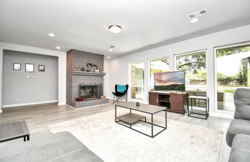 Braeburn Casa | Luxurious & Bright ~ King Beds ~ Games ~ Backyard!