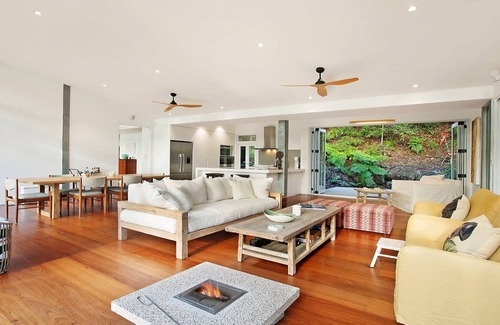Killcare Casa | The Tin Shed at Killcare - Amazing bush setting with pool and hot tub