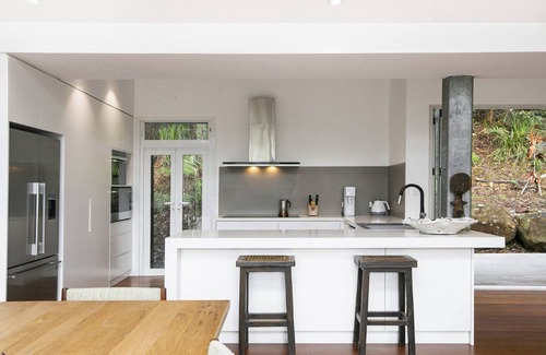 Killcare Casa | The Tin Shed at Killcare - Amazing bush setting with pool and hot tub