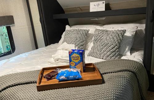 Jonesville Otro | Luxurious Camping -Theater, Hot-Tub, Keg, Fire Pit