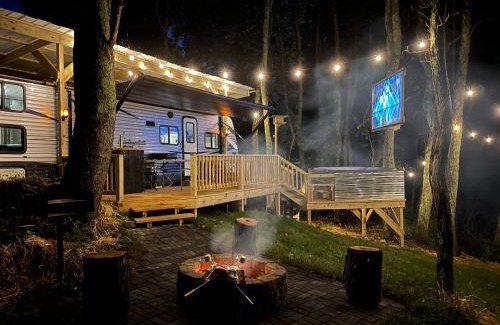 Jonesville Otro | Luxurious Camping -Theater, Hot-Tub, Keg, Fire Pit