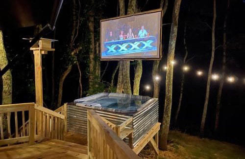 Jonesville Otro | Luxurious Camping -Theater, Hot-Tub, Keg, Fire Pit