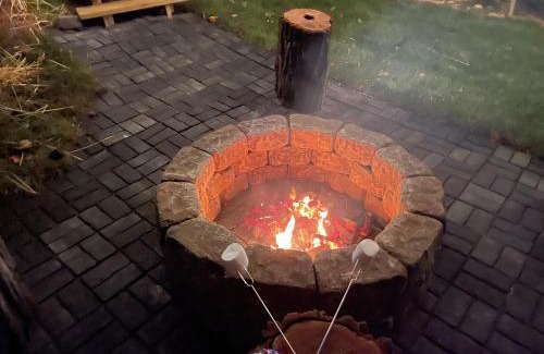 Jonesville Otro | Luxurious Camping -Theater, Hot-Tub, Keg, Fire Pit