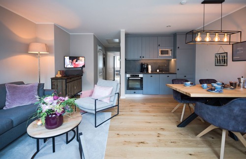 Friedeburg Apartamento | Luxurious Cirksena vacation apartment in Karl-Georgs-Forst; dogs welcome