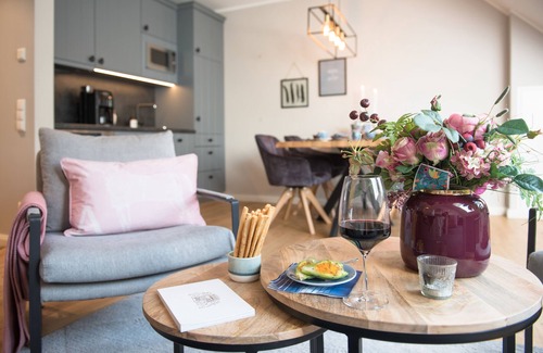 Friedeburg Apartamento | Luxurious Cirksena vacation apartment in Karl-Georgs-Forst; dogs welcome