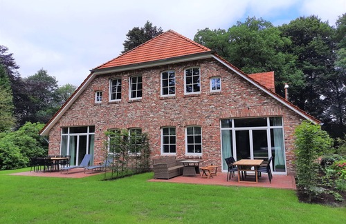 Friedeburg Apartamento | Luxurious Cirksena vacation apartment in Karl-Georgs-Forst; dogs welcome