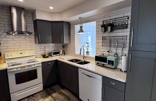 South Venice Casa | Luxurious Coastal 3 bed 2 Bath Private Pool minutes from Beach