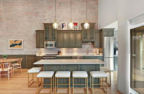 Fontana-on-Geneva Lake Apartamento | Luxurious Condo Experience - Lakeside Villa - Pool - Expansive Walk-Out Balcony - King Suite - Fireplace