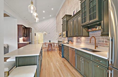 Fontana-on-Geneva Lake Apartamento | Luxurious Condo Experience - Lakeside Villa - Pool - Expansive Walk-Out Balcony - King Suite - Fireplace