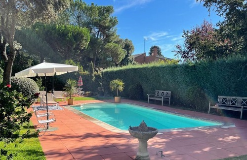 El Escorial Chalet De Esquí | Casa de campo, 2 habitaciones, jardín y piscina a 10 minutos de El Escorial