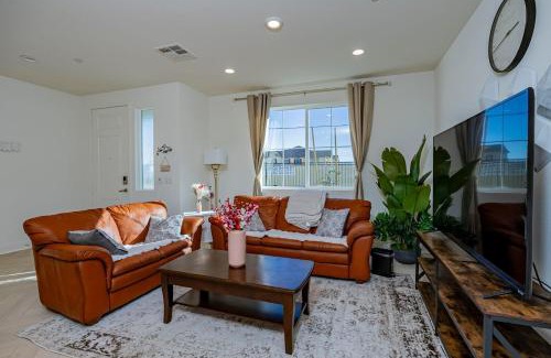 Ontario Casa | Luxurious Cozy Ontario Home Ideal Family Retreat