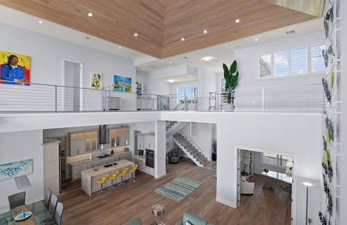 Yacht Club Villa | Nueva villa de diseño lujoso en el canal con piscina infinita y elevador de botes
