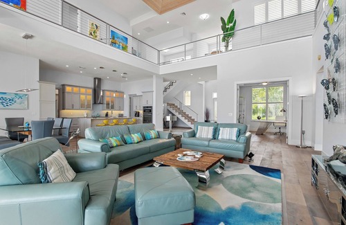 Yacht Club Villa | Nueva villa de diseño lujoso en el canal con piscina infinita y elevador de botes