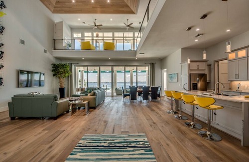 Yacht Club Villa | Nueva villa de diseño lujoso en el canal con piscina infinita y elevador de botes