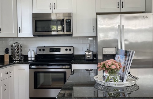 Durham Casa | Luxurious Downtown Home with 4 King Beds, 3min to downtown, 5min to Duke
