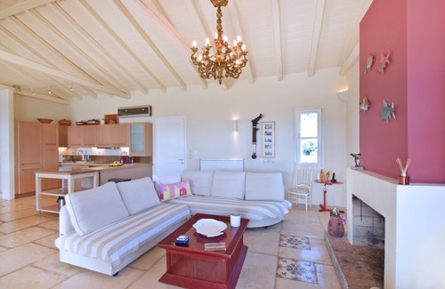 Gythio Villa | Villa familiar y acogedora equipada con muebles y accesorios de primera calidad.