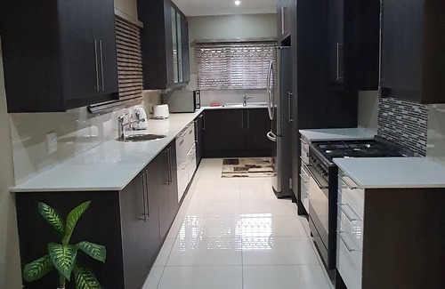 Kempton Park Casa | Una acogedora cabaña cerca del aeropuerto internacional O. R Tambo. Kempton Park Sudáfrica