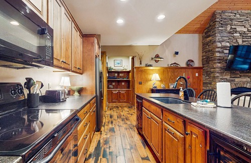 Sylva Casa | Lujosa casa justo en el río con una cocina completa, ¡perfecta para pescar!
