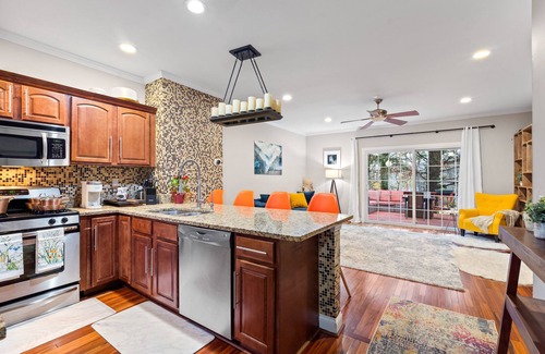 Vienna Casa | Luxurious home with golf course view, deck, grill, Peloton! King size bed.