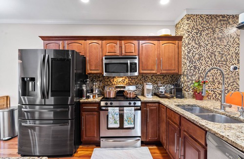 Vienna Casa | Luxurious home with golf course view, deck, grill, Peloton! King size bed.