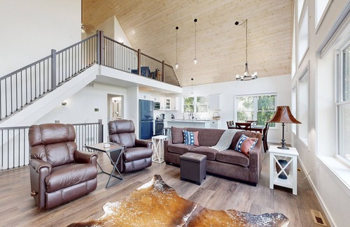 Eastman Casa | Luxurious home with hot tub, electric fireplace, and stunning views