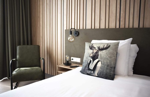 Voorthuizen Hotel | Luxurious hotel room for 4 people at De Boshoek on the Veluwe, with air conditioning, Nespresso machine, and meadow views. Book your sustainable holiday!