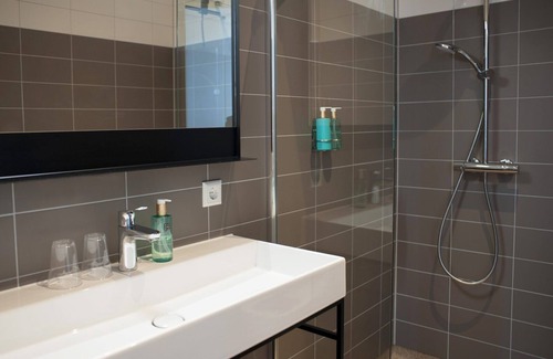 Voorthuizen Hotel | Luxurious hotel room for 4 people at De Boshoek on the Veluwe, with air conditioning, Nespresso machine, and meadow views. Book your sustainable holiday!