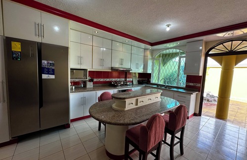 Tumbaco Casa | Lujosa casa cerca del aeropuerto - Tumbaco center