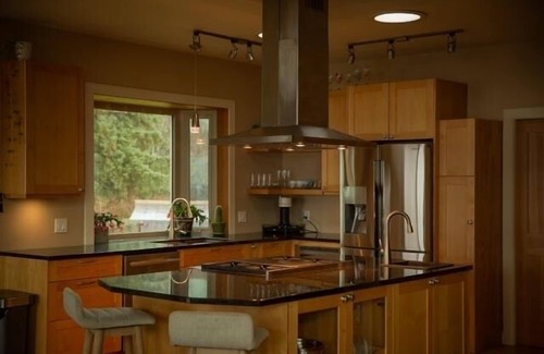 Lakelse Casa | Luxurious Lake Living