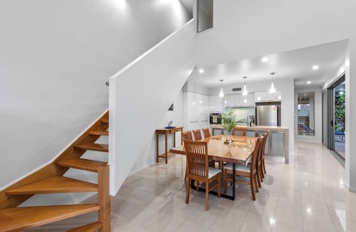 Bulimba Casa | Luxurious Living! 3Bed/3Bath/1Car/Pool ~ Balmoral