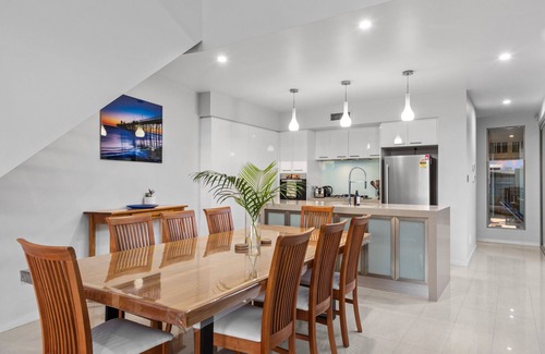 Bulimba Casa | Luxurious Living! 3Bed/3Bath/1Car/Pool ~ Balmoral
