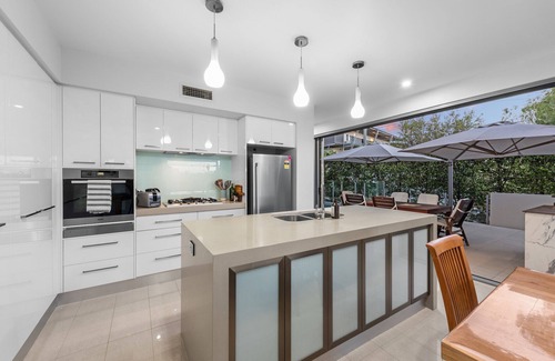 Bulimba Casa | Luxurious Living! 3Bed/3Bath/1Car/Pool ~ Balmoral
