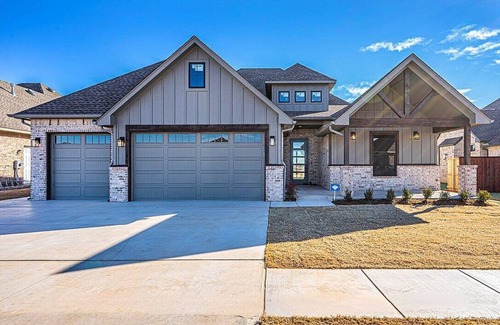 Mustang Casa | Luxurious Living in Mustang - Executive style home, great for families!