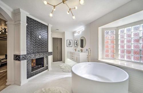 Lubbock Casa | Luxurious Lubbock Home Fire Pit, Outdoor TV!