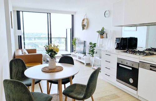 Clayton Apartamento | Luxurious M-City Retreat 2 Queen Beds, Mountain Views, Pool,BBQ,Tennis, &Parking