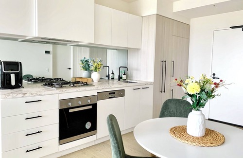 Clayton Apartamento | Luxurious M-City Retreat 2 Queen Beds, Mountain Views, Pool,BBQ,Tennis, &Parking