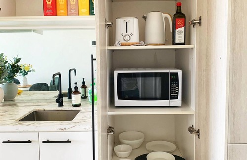 Clayton Apartamento | Luxurious M-City Retreat 2 Queen Beds, Mountain Views, Pool,BBQ,Tennis, &Parking