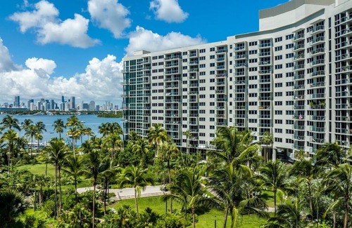 Miami Beach Condominio | Luxurious Miami Condo, steps from South Beach: your resort-style oasis awaits!