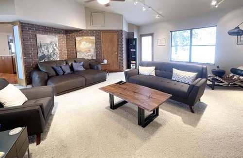 Holladay Casa | Luxurious Mountainside Home