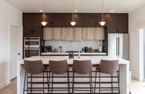 East Central Casa | Luxurious Mountain-View Townhouse