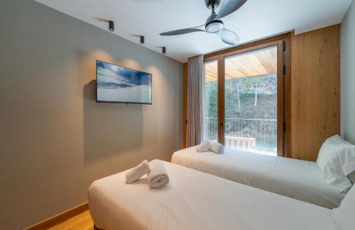 El Tarter Apartamento | Luxurious Mountain Gem Enjoy Nature l Gym Sauna Pool l 1 MINUTE WALK TO SLOPES l by BonesVacances