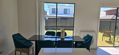 Marsden Park Villa | Luxurious new 5 bedroom house and Double garage