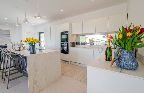 Downderry Casa | Luxurious new beach house with hot hub, EV charger, dog friendly & parking