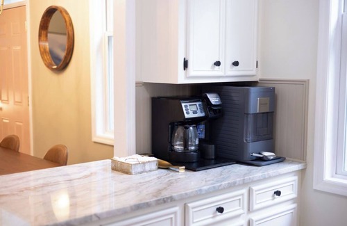 Earlewood Casa | Luxurious & Newly Renovated 3 BR Bungalow - Minutes from USC - Sleeps 8