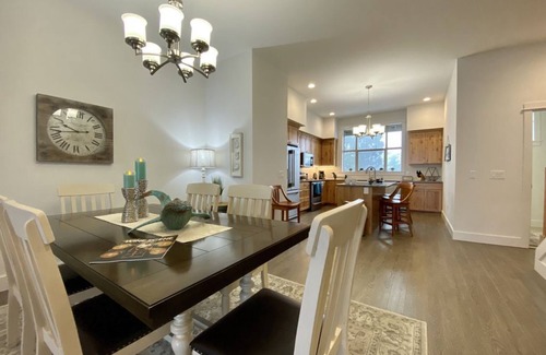 Coos Bay Casa | Luxurious Oregon Coast Townhouse with Mesmerizing Views!